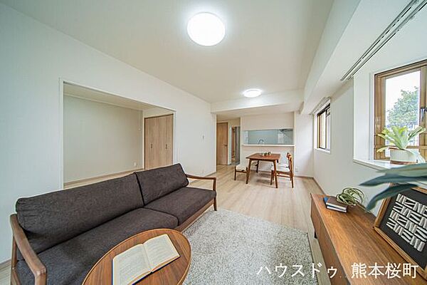 ■安らぎと笑顔の中心地■陽光が優しく降り注ぎ、会話が自然と弾む。ここでは、毎日が特別な時間へと変わります。※ＣＧで家具を配置しています。
