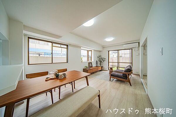 ■安らぎと笑顔の中心地■陽光が優しく降り注ぎ、会話が自然と弾む。ここでは、毎日が特別な時間へと変わります。※ＣＧで家具を配置しています。
