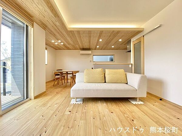■安らぎと笑顔の中心地■陽光が優しく降り注ぎ、会話が自然と弾む。ここでは、毎日が特別な時間へと変わります。