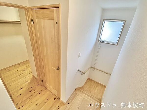 ■暮らしを繋ぐ、明るい動線■採光窓から光が差し込み、足元を優しく照らす。安全で快適な、家族の生活を支える縦の繋がりです。