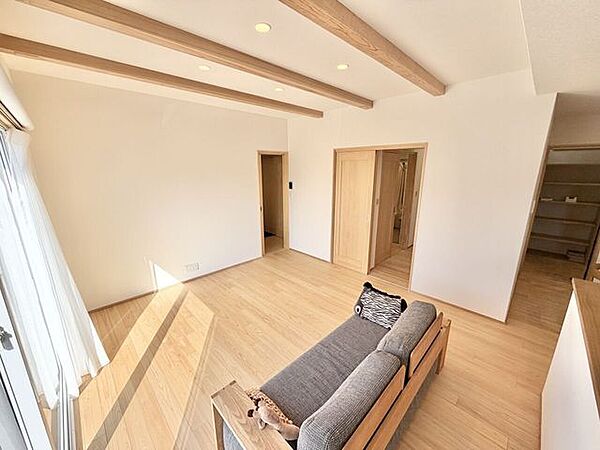 ■安らぎと笑顔の中心地■陽光が優しく降り注ぎ、会話が自然と弾む。ここでは、毎日が特別な時間へと変わります。