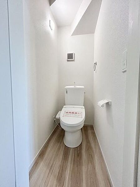 ■□■1階トイレ■□■トイレは1・2階にあるので朝の混雑も解消♪温水洗浄便座付きで年中快適にご使用いただけます☆すぐ手を洗えるのもポイント！