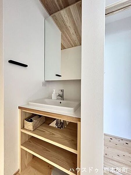 ■清々しいリフレッシュ空間■自分を磨き、気持ちを切り替える。心地よい光が差し込むプライベートスペース。