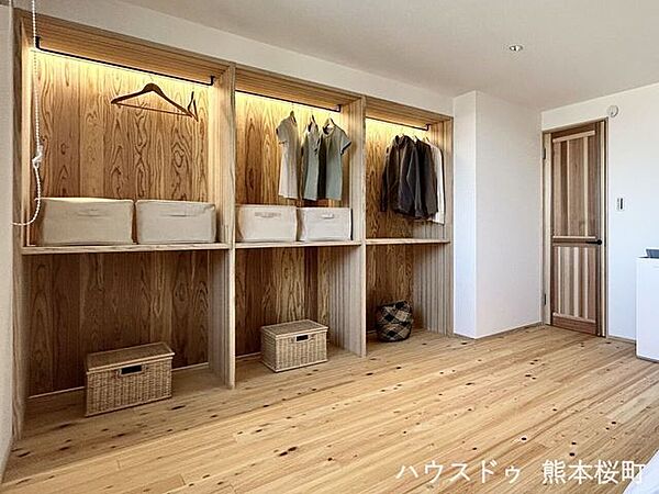 ■2階8.5帖洋室収納■衣類から小物まで一ヶ所に集約。整理整頓がしやすく、毎日のコーディネートが楽しくなるゆとりの収納です。