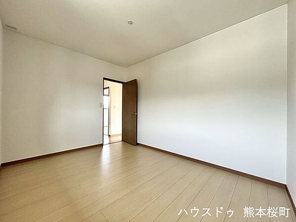 ■2階6帖洋室■寝室、書斎、趣味の部屋。家族の成長やライフスタイルに合わせ、様々な使い方ができる快適な空間です。