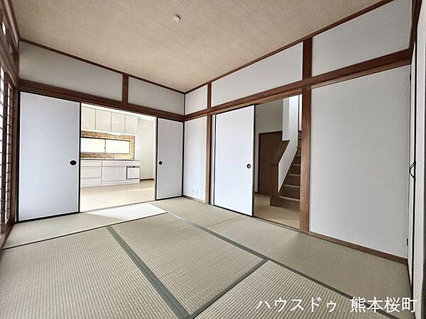 ■1階6帖和室■ゲストをもてなし、昼寝や家事にも使える、畳のぬくもりが心地よい多目的万能スペース。
