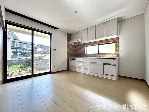 ■安らぎと笑顔の中心地■陽光が優しく降り注ぎ、会話が自然と弾む。ここでは、毎日が特別な時間へと変わります。