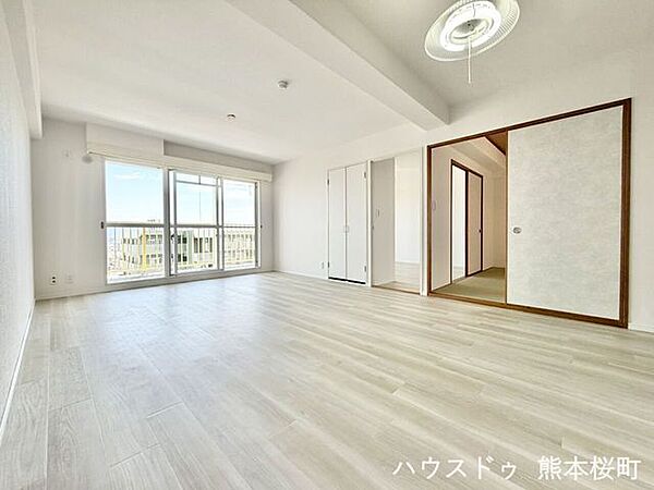 ■安らぎと笑顔の中心地■陽光が優しく降り注ぎ、会話が自然と弾む。ここでは、毎日が特別な時間へと変わります。