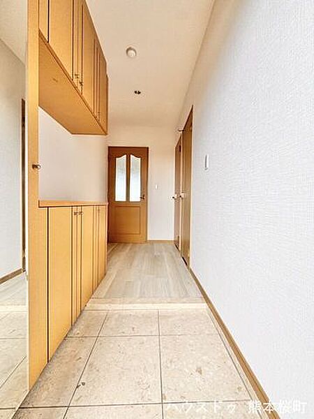 ■「しまう」が叶える美しい玄関■大容量のシューズボックスがあることでいつも整理された、気持ちの良い「家の顔」を保てます。