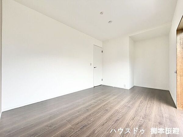 ■2階6帖洋室(3)■寝室、書斎、趣味の部屋。家族の成長やライフスタイルに合わせ、様々な使い方ができる快適な空間です。