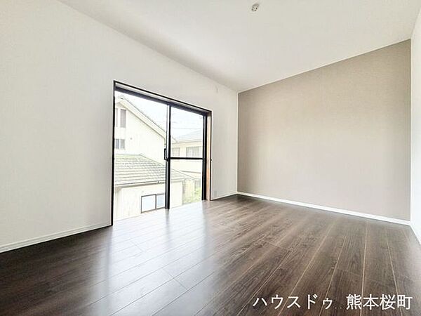 ■2階6帖洋室(2)■寝室、書斎、趣味の部屋。家族の成長やライフスタイルに合わせ、様々な使い方ができる快適な空間です。