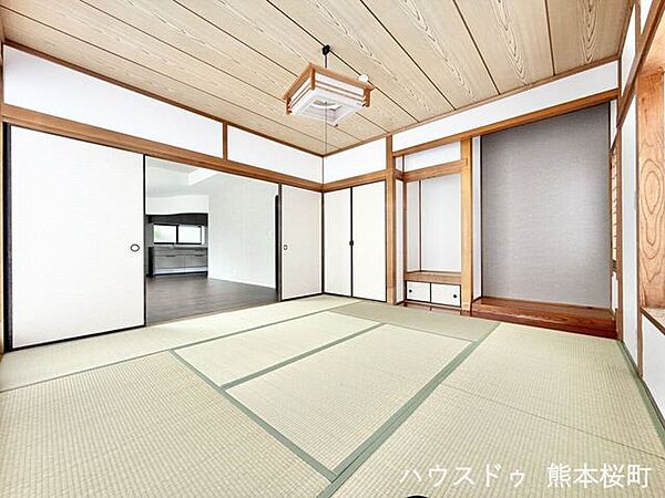 ■1階8帖和室■ゲストをもてなし、昼寝や家事にも使える、畳のぬくもりが心地よい多目的万能スペース。