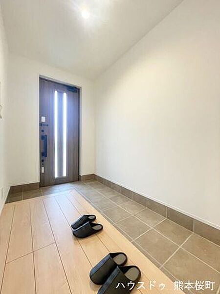 ■「ただいま」の安堵をくれる場所■訪れる人を迎え入れ、帰るたびにホッと一息つける、明るく機能的なエントランス。