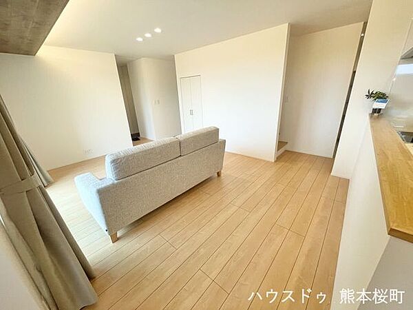 ■安らぎと笑顔の中心地■陽光が優しく降り注ぎ、会話が自然と弾む。ここでは、毎日が特別な時間へと変わります。