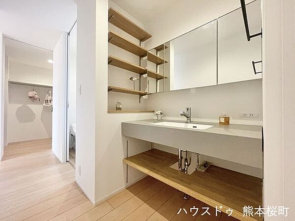 ■清々しいリフレッシュ空間■自分を磨き、気持ちを切り替える。心地よい光が差し込むプライベートスペース。