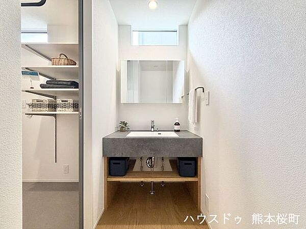 ■清々しいリフレッシュ空間■自分を磨き、気持ちを切り替える。心地よい光が差し込むプライベートスペース。