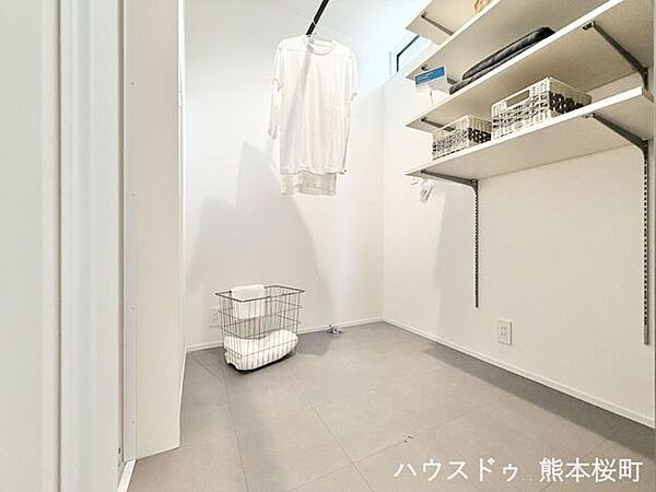 ■凜とした白が紡ぐ、静寂で心地よいピュアな空間■外の世界を忘れるような落ち着いたトーンの白が、家事の時間を特別なひとときに変え、凛とした美しさで心まで整えてくれます。