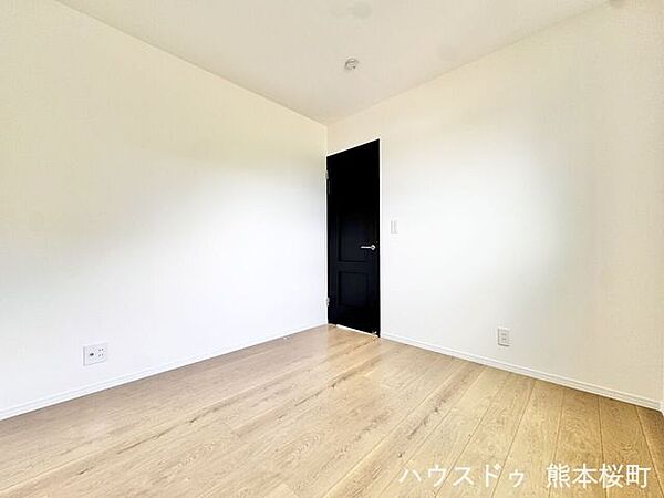 ■1階4.5帖洋室■寝室、書斎、趣味の部屋。家族の成長やライフスタイルに合わせ、様々な使い方ができる快適な空間です。