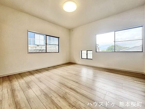 ■2階8帖洋室■寝室、書斎、趣味の部屋。家族の成長やライフスタイルに合わせ、様々な使い方ができる快適な空間です。