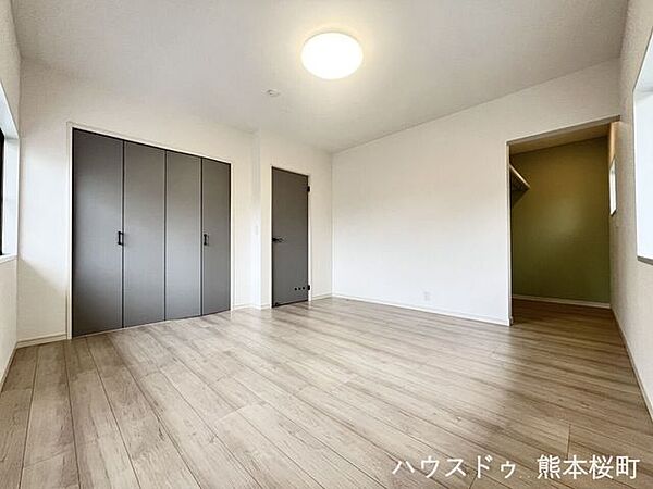 ■2階8帖洋室■寝室、書斎、趣味の部屋。家族の成長やライフスタイルに合わせ、様々な使い方ができる快適な空間です。