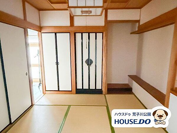 押入、仏間、床の間を備えた和室。