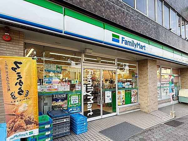 ファミリーマート　築地口駅店 240m