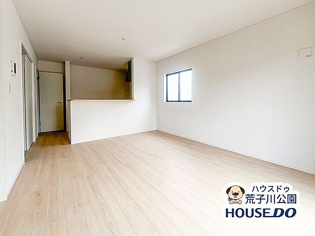 カウンターキッチンから見渡せるダイニングスペース。