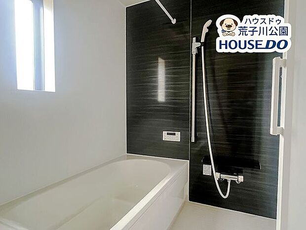 シックな壁面がおしゃれな浴室。