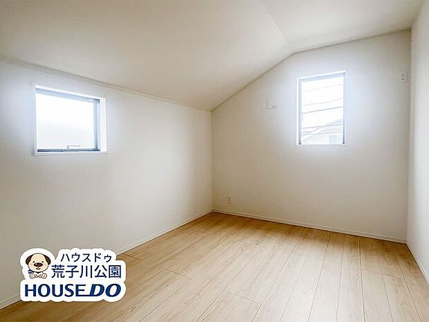 2階北側6帖洋室。勾配のある天井が屋根裏風にも見える個性的な洋室。