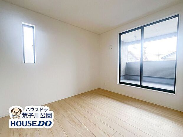 2階南側6帖洋室。南側の洋室からはベランダにも出入りができます。