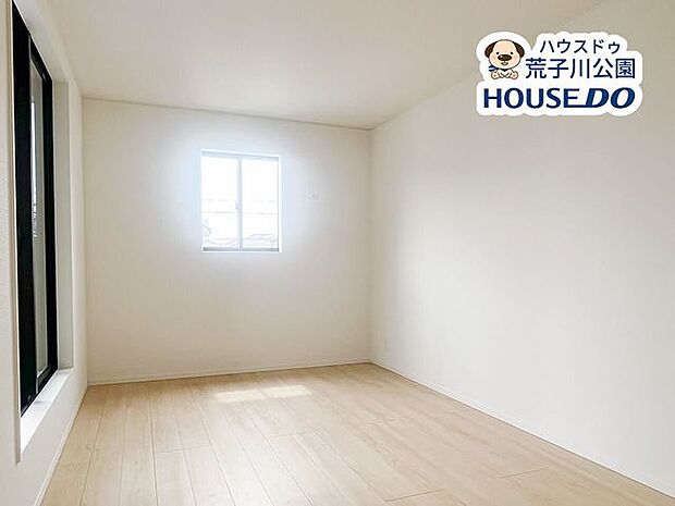 2階7.7帖洋室。バルコニーにつながる南側の洋室は主寝室にぴったりです。