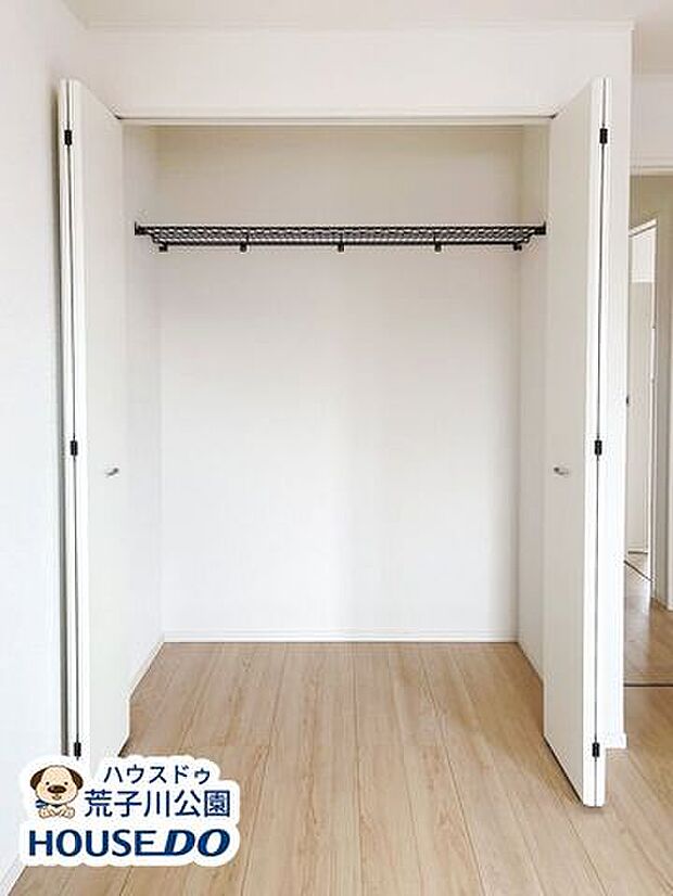 2階7.7帖洋室。大型のクローゼットがあり収納もばっちり。