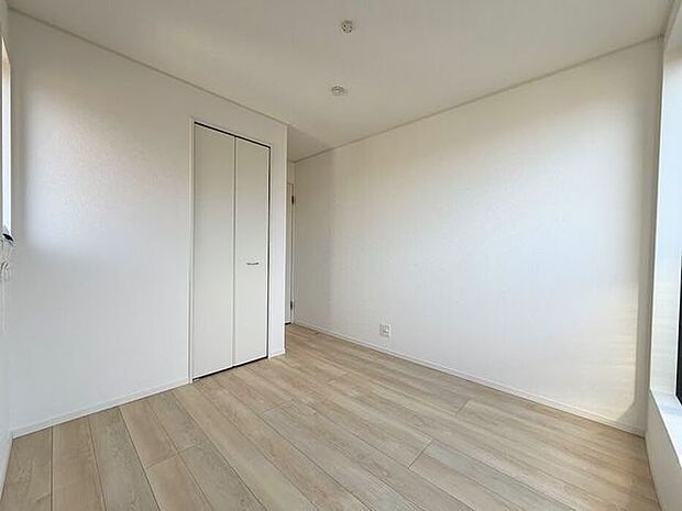 光が差し込む洋室。