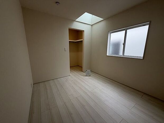 天窓つきの洋室。