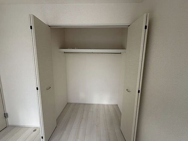 こちらの洋室にもクロゼットがあります。