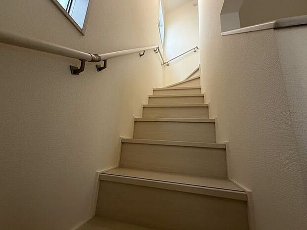階段にも窓。通気と明り取りの効果があります。