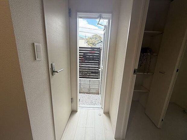 北側に勝手口があります。