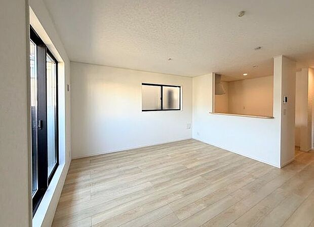 広いリビング。腰窓なので家具レイアウトにも困りません。