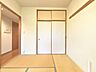 収納：大きな押入収納を備えた落ち着きのある和室