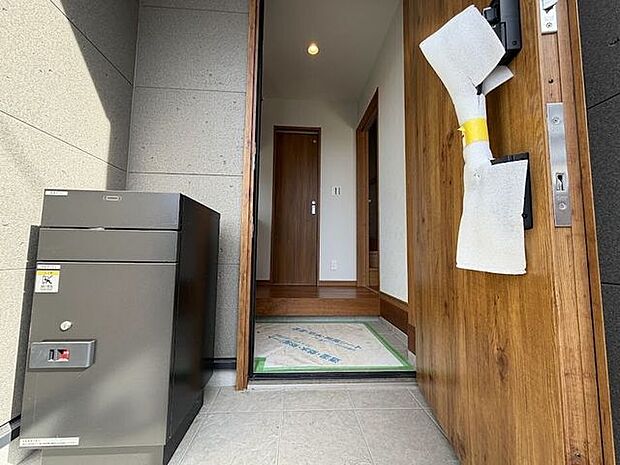 玄関まわり。暖かな雰囲気の色の建具類を採用。家族を優しくを迎えてくれます。