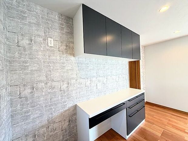 食器棚付き。ゴミ置き場もしっかり確保。