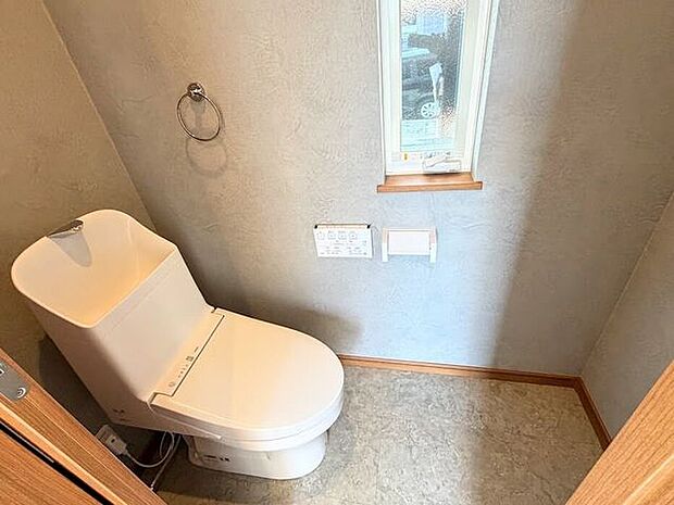 窓つきのトイレ。