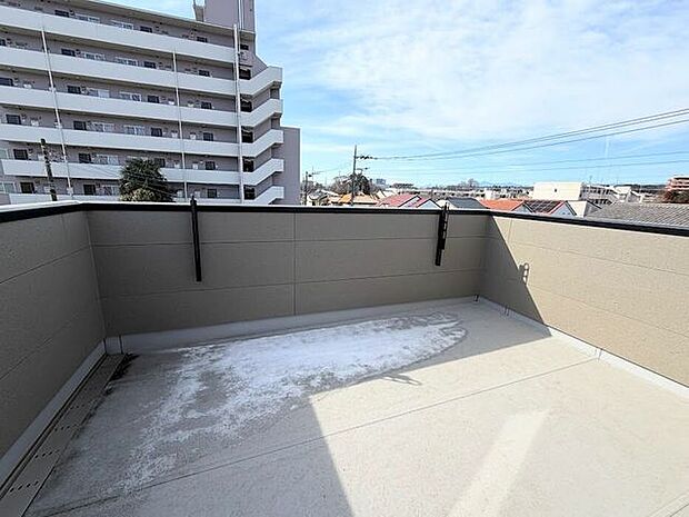 ルーフバルコニー。お洗濯物がスグに乾きそうです。アウトドア感覚で家族でワイワイ楽しむのにも良いですね。