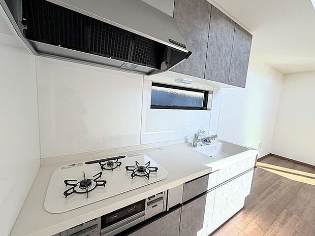 お掃除のしやすい三口コンロ。