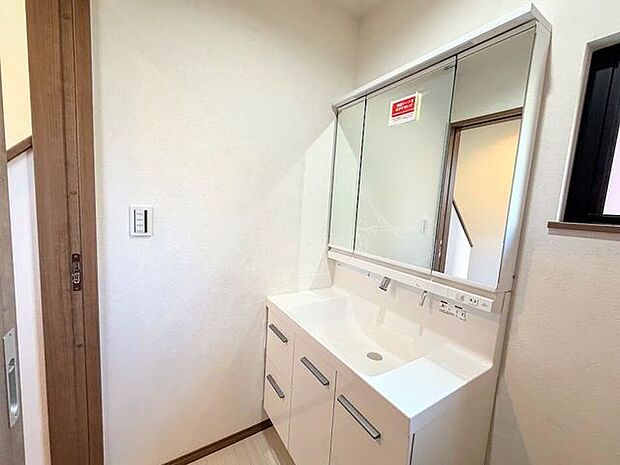 白を基調とした清潔感のある洗面台。