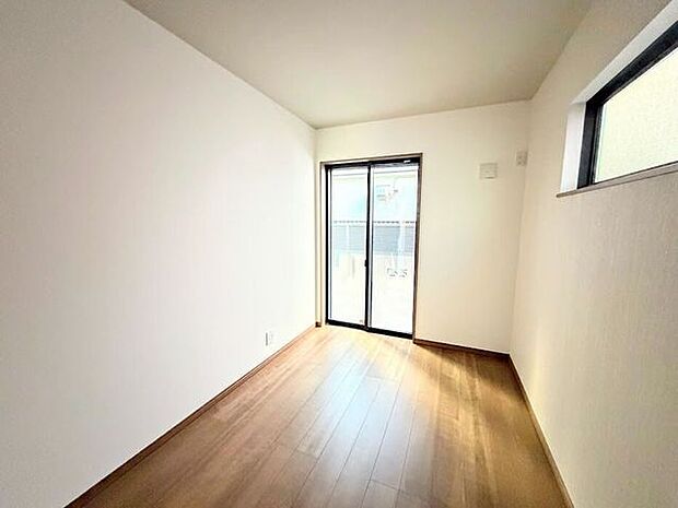 お子様の部屋としても使える洋室。