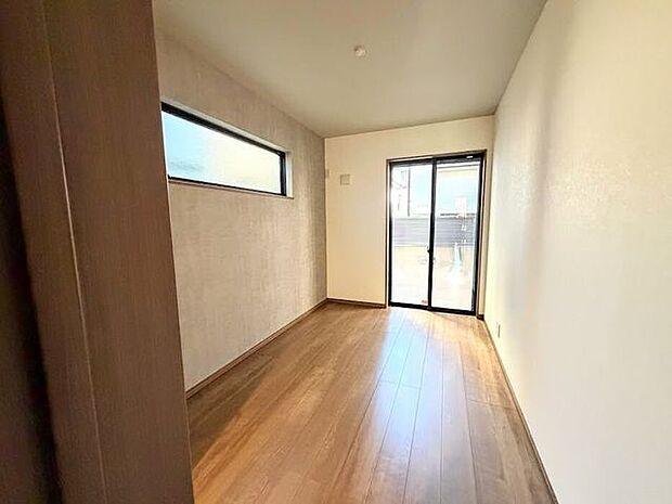 高窓なので家具レイアウトにも困りません。