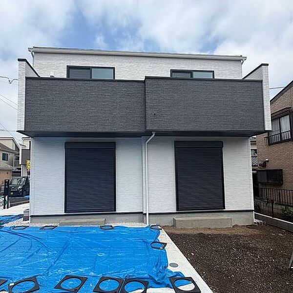 無駄を削ぎ落とした、美しきキューブスタイル。街並みに調和する、洗練のモノトーンデザイン