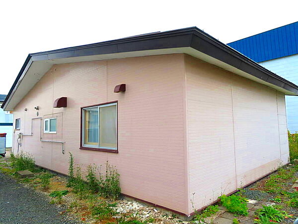 北西向きの窓には、直射日光が入らないため、室温上昇を抑え、夏でも涼しさを保ちやすいです。家具やインテリアの色褪せの心配が少ないです。