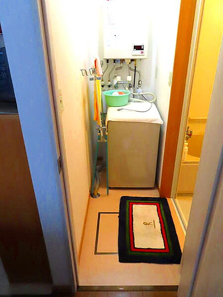脱衣所に洗濯機があるので、入浴時に脱いだ衣類をそのまま洗濯機に入れられ、お風呂の残り湯を洗濯に利用できるなどの、多くの利点があります。